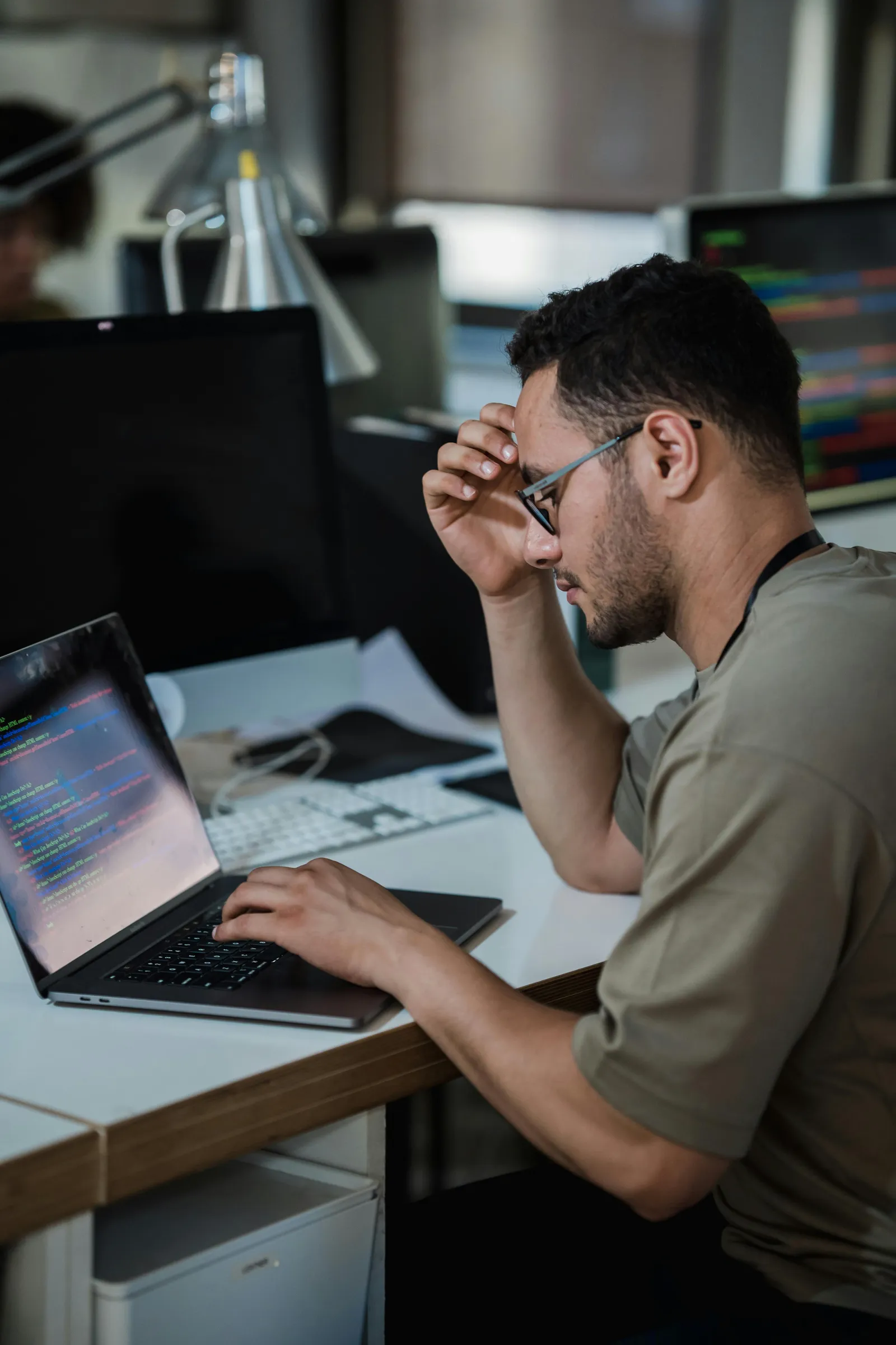Desarrollador B2B analizando costes de la API de IA
