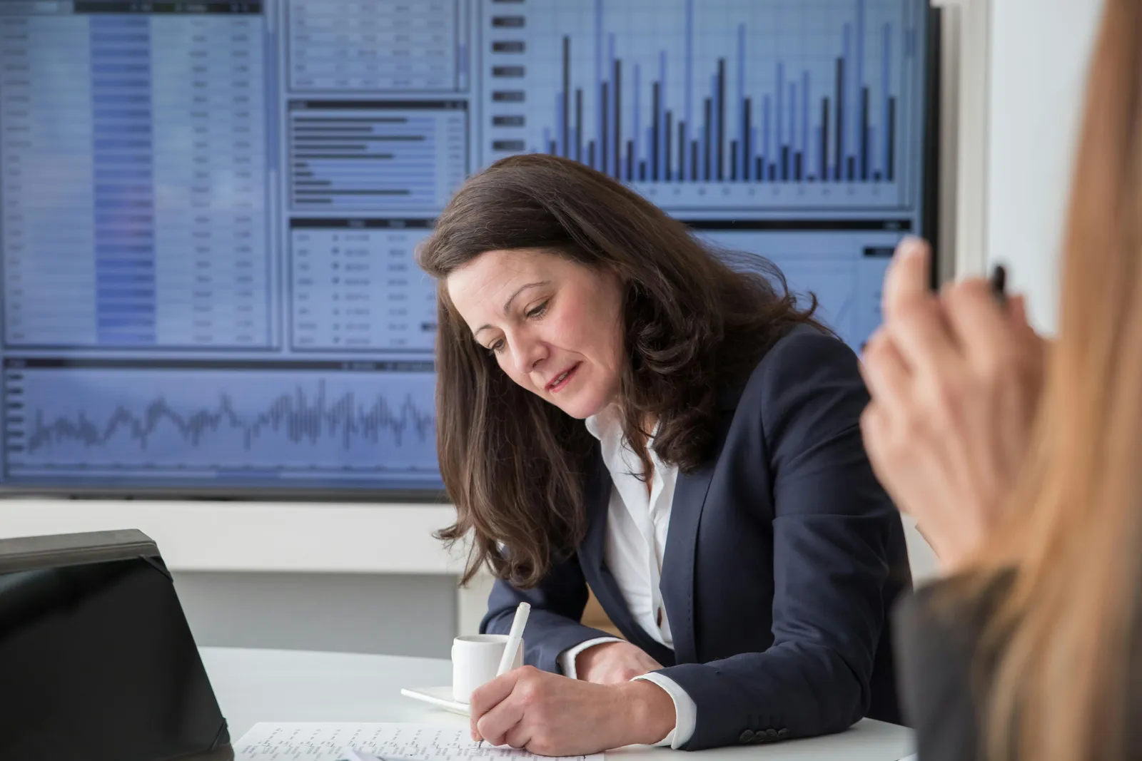Directivos B2B analizando la automatización