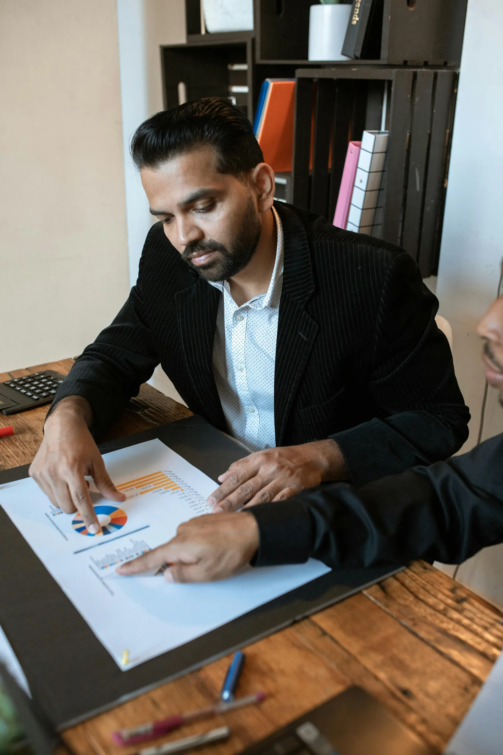 Directivos B2B analizando el embudo de ventas y tráfico orgánico