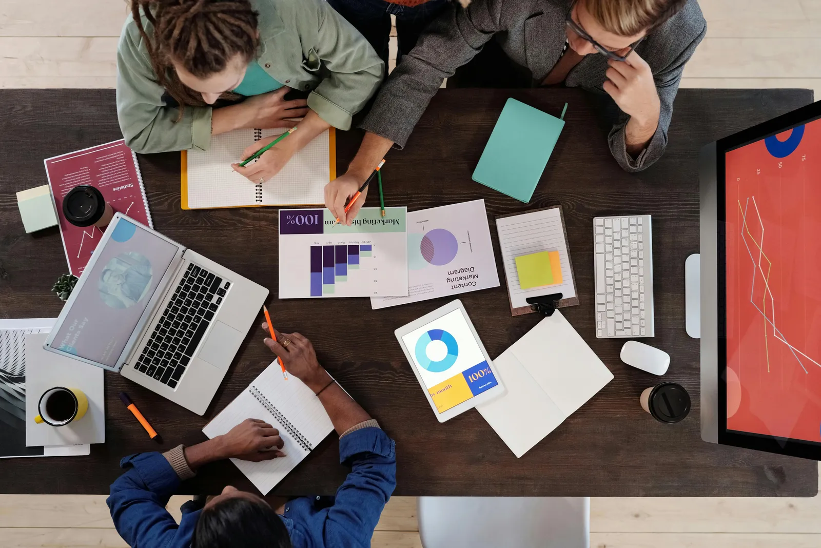 Equipo de desarrollo revisando software y agentes IA