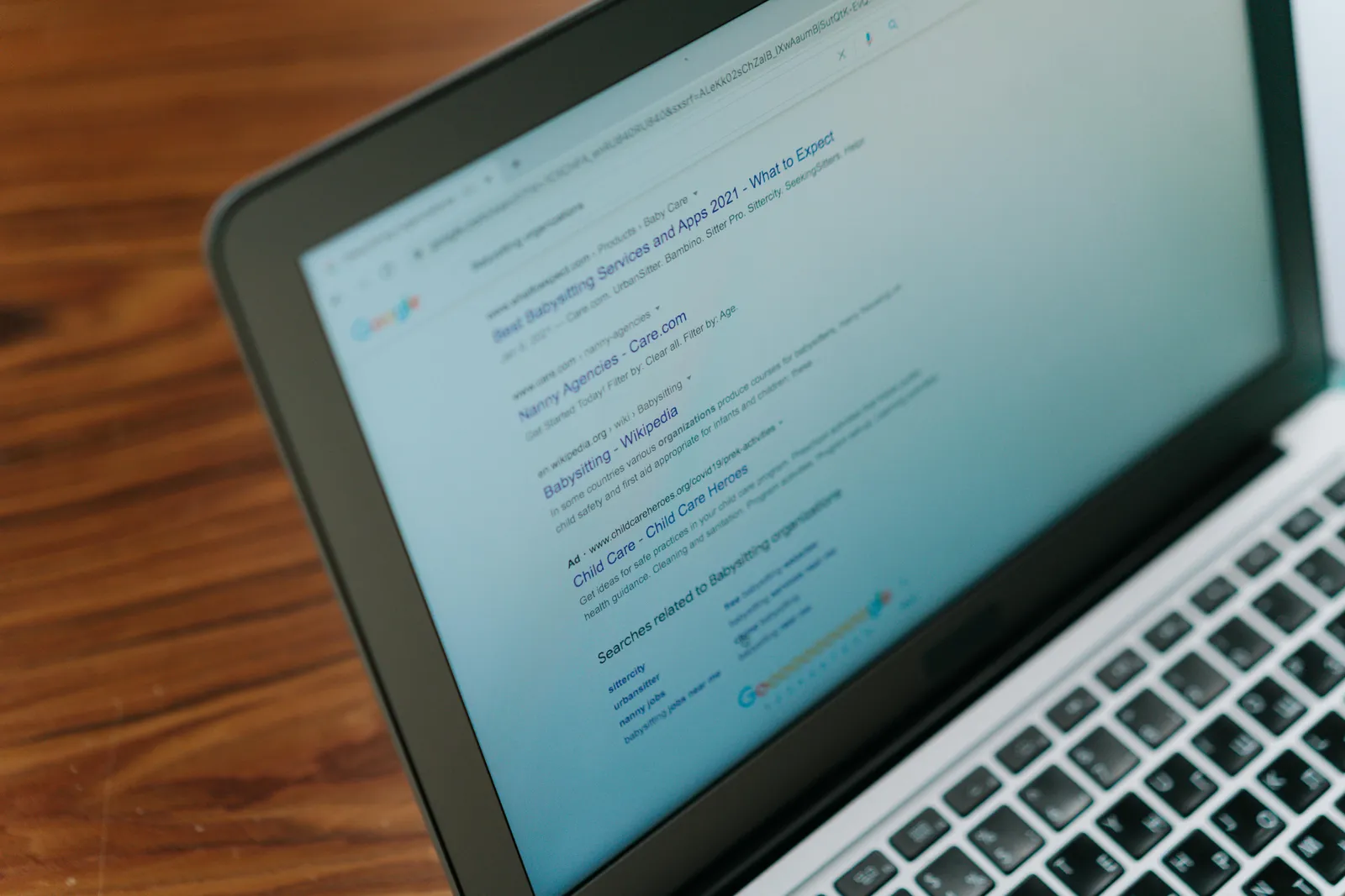 Pantalla mostrando el rediseño del buscador de Google y datos de SEO