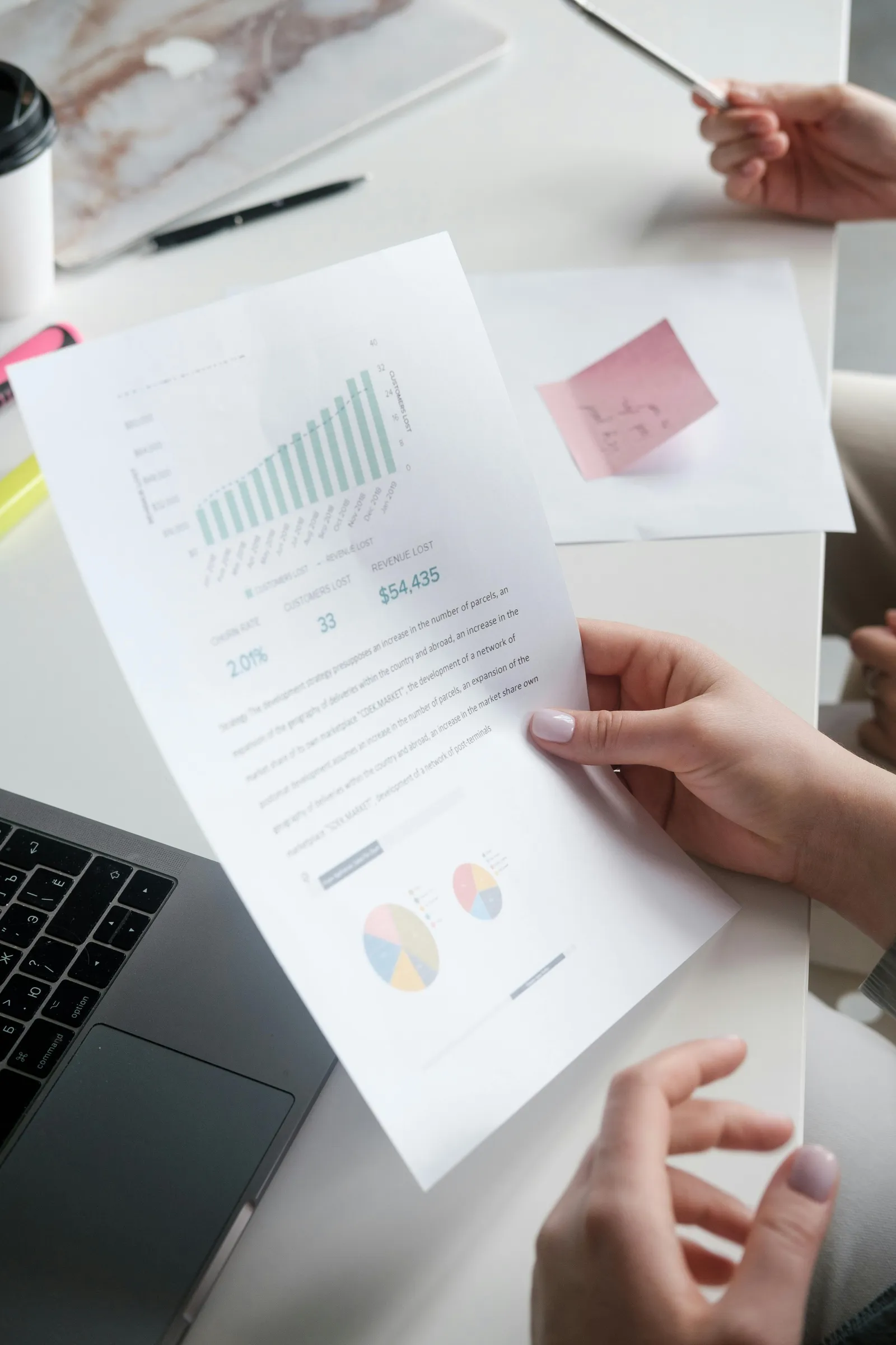 Marketing B2B analizando métricas de feedback de clientes con IA