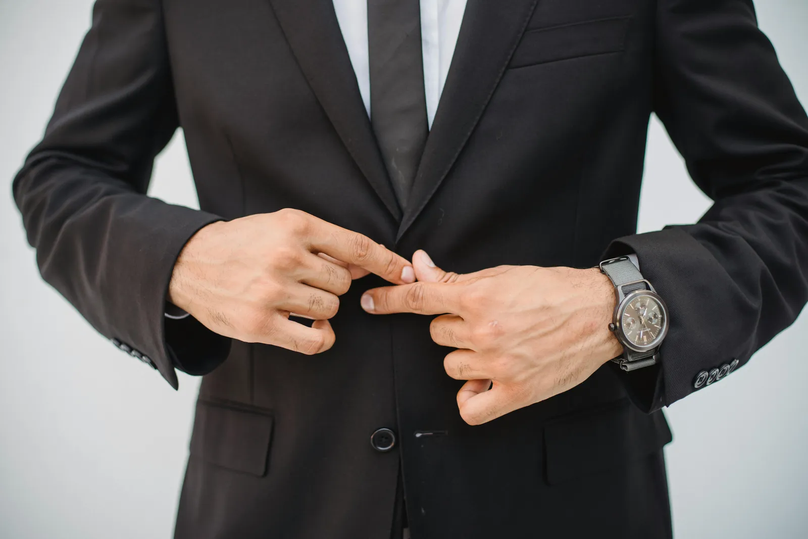 Profesional usando wearable de IA en entorno corporativo