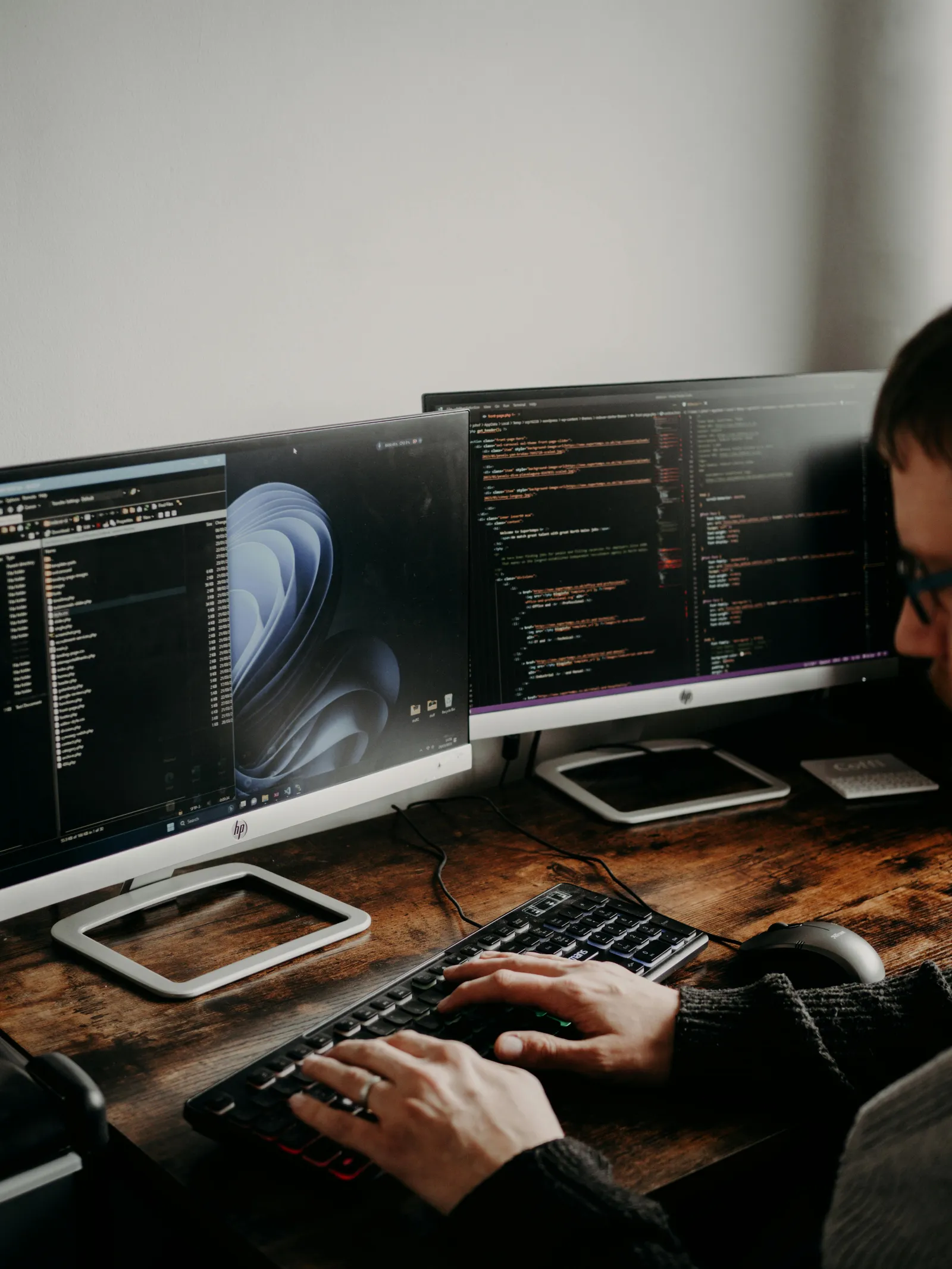 Profesional usando Anthropic Cowork en entorno corporativo