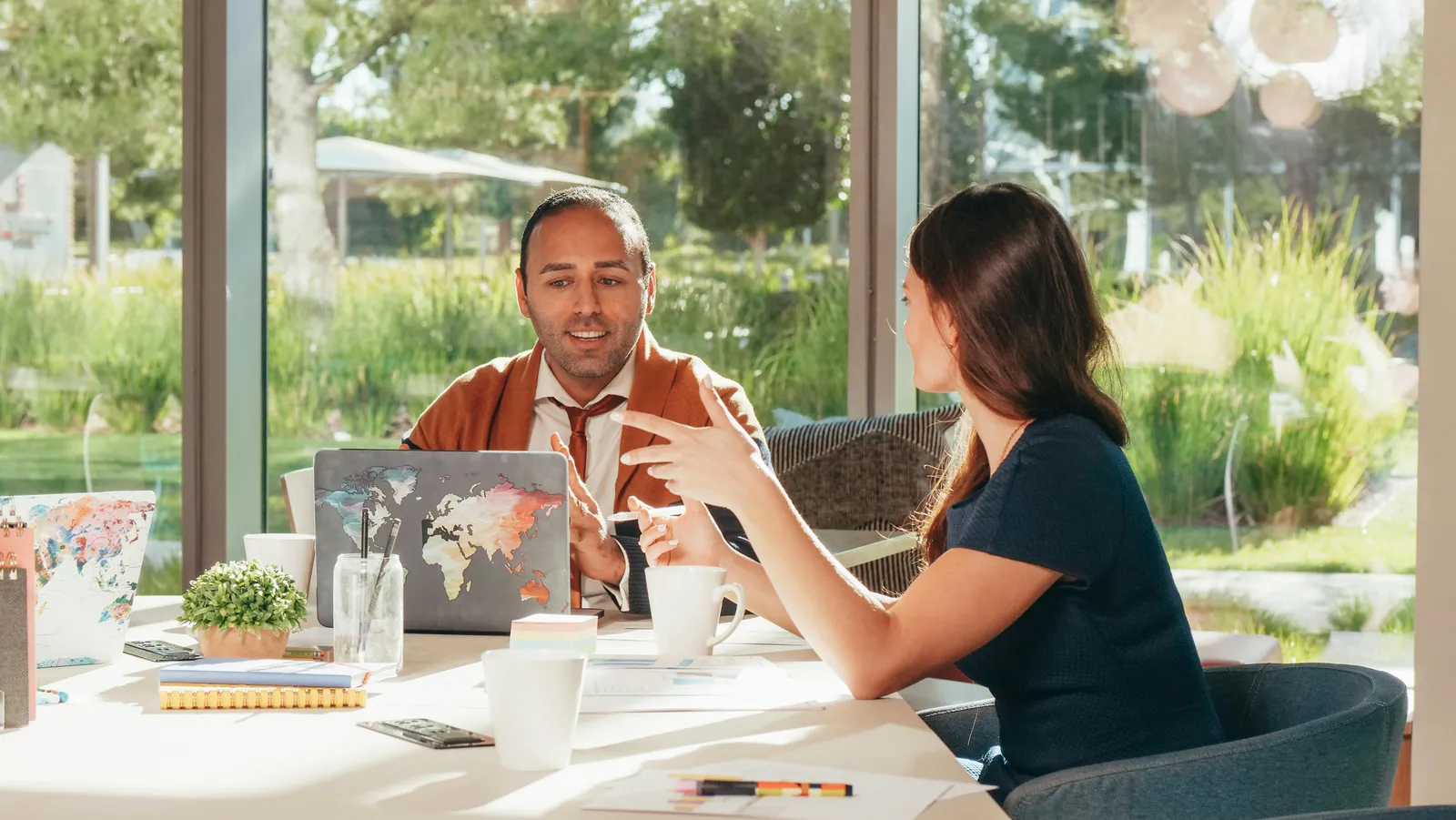 Equipos B2B discutiendo estrategias de IA generativa y comunidades de nicho