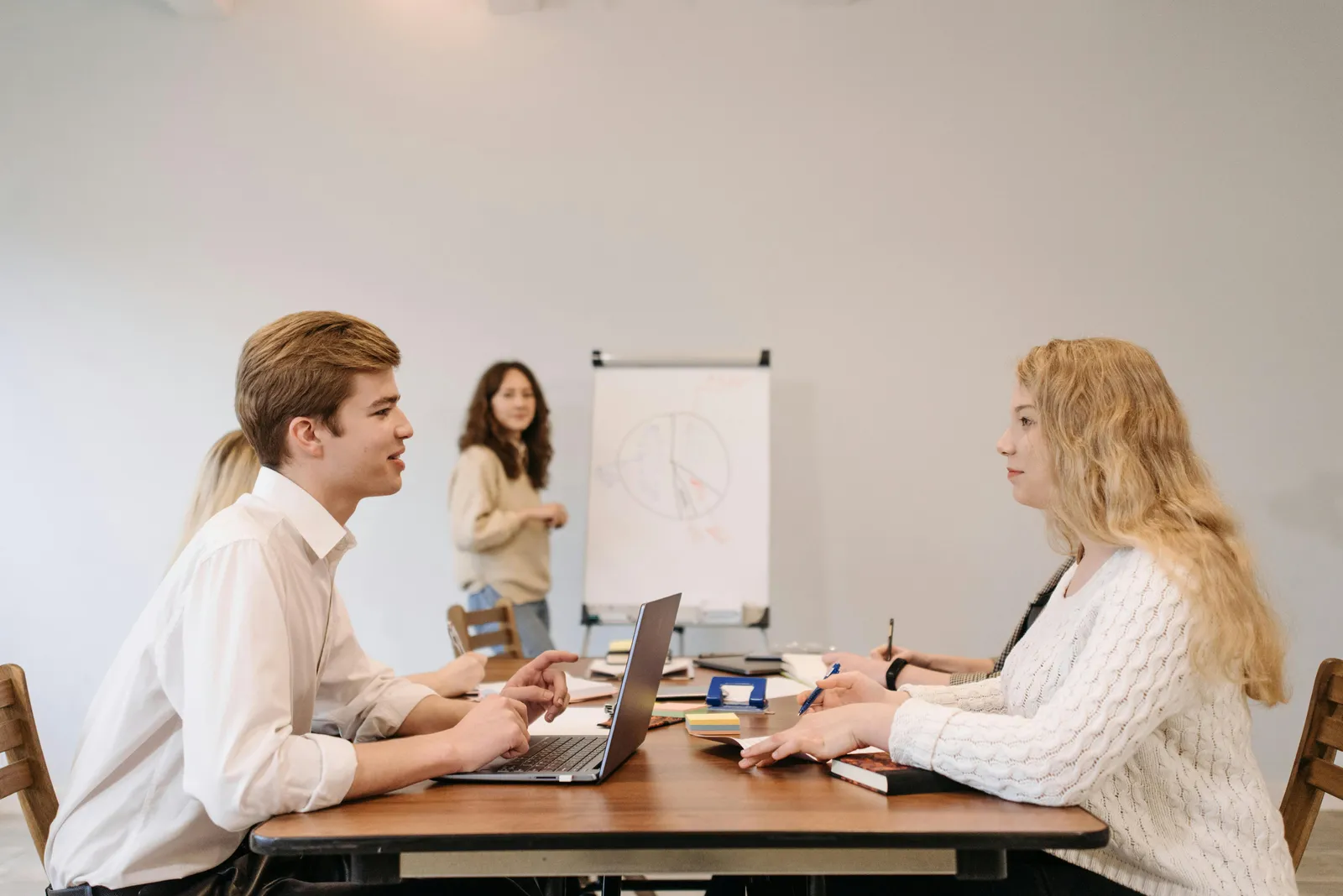 Reunión B2B con tecnología ponible